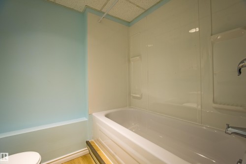 3835 47 Street, Edmonton, AB - Indoor Photo Showing Bathroom