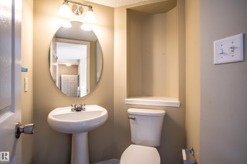 7125 21 Avenue, Edmonton, AB - Indoor Photo Showing Bathroom
