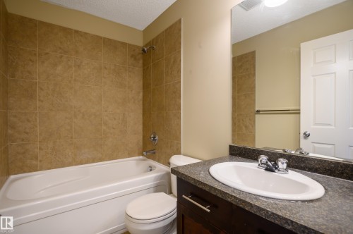 7125 21 Avenue, Edmonton, AB - Indoor Photo Showing Bathroom