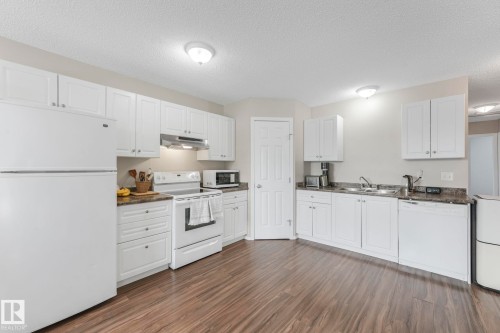 15902 100 Avenue, Edmonton, AB - Indoor Photo Showing Kitchen