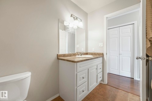 15902 100 Avenue, Edmonton, AB - Indoor Photo Showing Bathroom