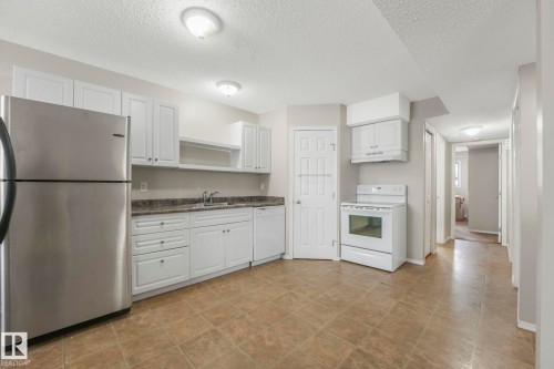 15902 100 Avenue, Edmonton, AB - Indoor Photo Showing Kitchen