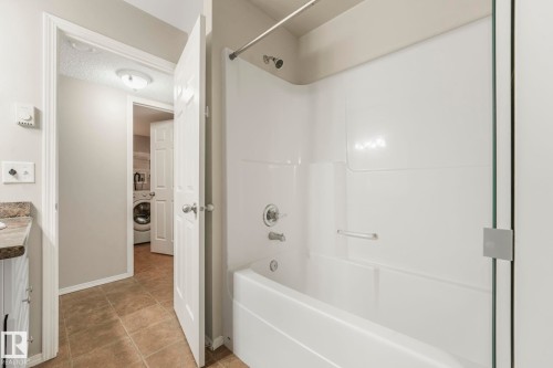 15902 100 Avenue, Edmonton, AB - Indoor Photo Showing Bathroom