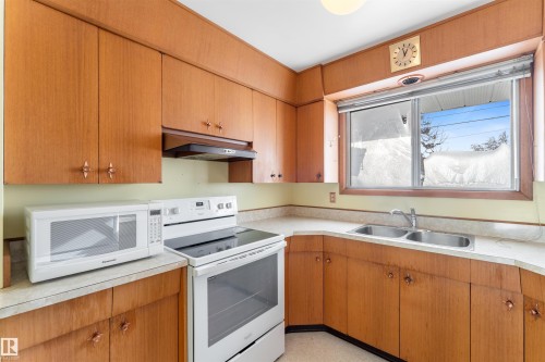 6915 87 Avenue, Edmonton, AB - Indoor Photo Showing Kitchen With Double Sink