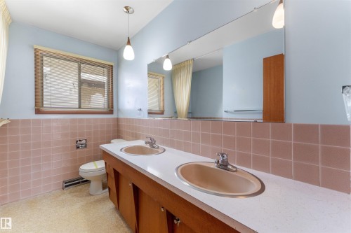 6915 87 Avenue, Edmonton, AB - Indoor Photo Showing Bathroom