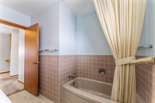 6915 87 Avenue, Edmonton, AB - Indoor Photo Showing Bathroom