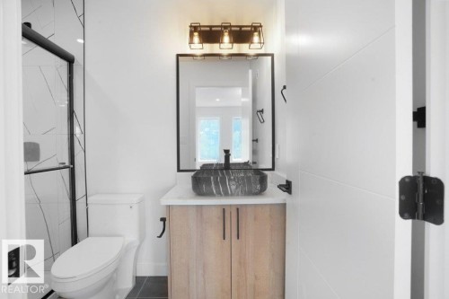 10946 62 Avenue, Edmonton, AB - Indoor Photo Showing Bathroom