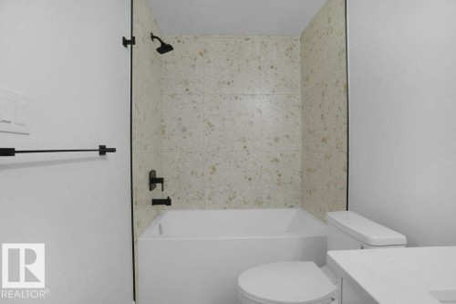 10946 62 Avenue, Edmonton, AB - Indoor Photo Showing Bathroom
