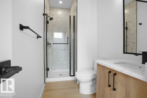 10946 62 Avenue, Edmonton, AB - Indoor Photo Showing Bathroom
