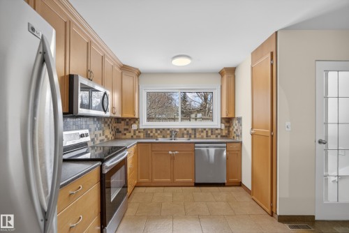 21 Laydon Drive, St. Albert, AB - Indoor Photo Showing Kitchen