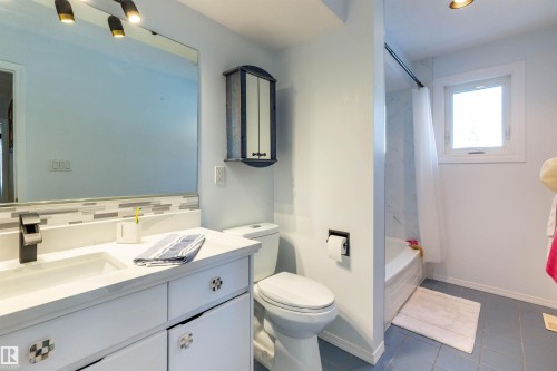 232 Gariepy Crescent, Edmonton, AB - Indoor Photo Showing Bathroom