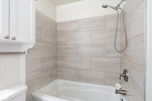 5 8030 141 Avenue, Edmonton, AB - Indoor Photo Showing Bathroom