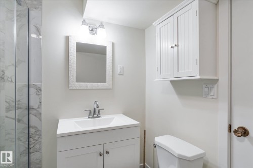 5 8030 141 Avenue, Edmonton, AB - Indoor Photo Showing Bathroom