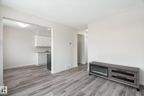 5 8030 141 Avenue, Edmonton, AB - Indoor