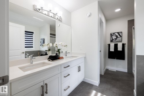 803 157 Avenue, Edmonton, AB - Indoor Photo Showing Bathroom