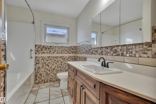 8104 135 Avenue, Edmonton, AB - Indoor Photo Showing Bathroom