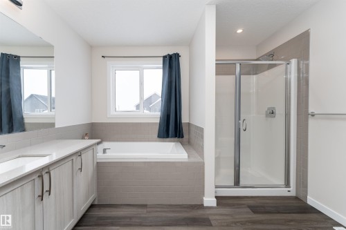 2120 Muckleplum Crescent, Edmonton, AB - Indoor Photo Showing Bathroom