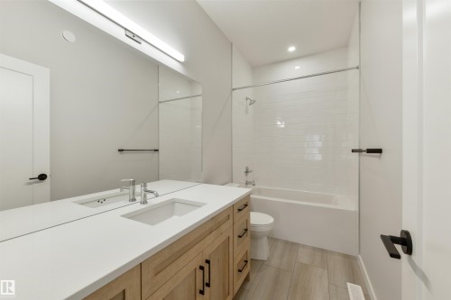 8311 & 8313 76 Avenue, Edmonton, AB - Indoor Photo Showing Bathroom