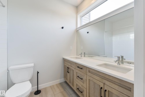 8311 & 8313 76 Avenue, Edmonton, AB - Indoor Photo Showing Bathroom