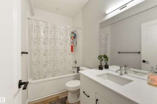 8311 & 8313 76 Avenue, Edmonton, AB - Indoor Photo Showing Bathroom