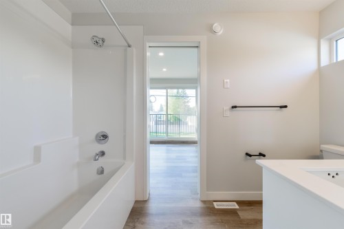 8311 & 8313 76 Avenue, Edmonton, AB - Indoor Photo Showing Bathroom