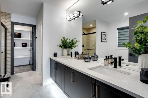 959 18 Avenue, Edmonton, AB - Indoor Photo Showing Bathroom
