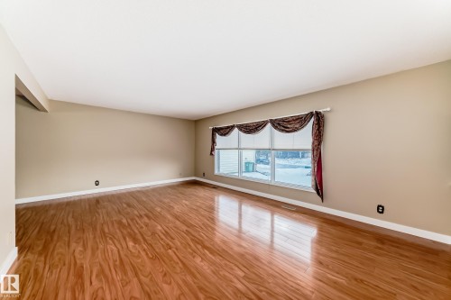 Spare room with baseboards and light wood finished floors - 38 Lancaster Crescent, St. Albert, AB - Indoor Photo Showing Other Room