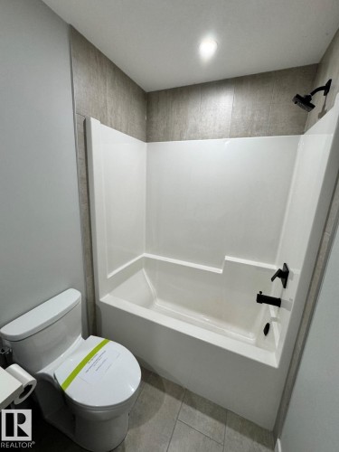 5321 Kimball Place, Edmonton, AB - Indoor Photo Showing Bathroom