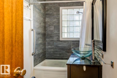 10714 128 Street, Edmonton, AB - Indoor Photo Showing Bathroom