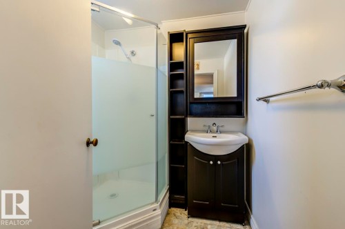 10714 128 Street, Edmonton, AB - Indoor Photo Showing Bathroom