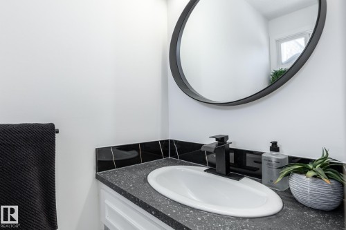 13449 40 Street, Edmonton, AB - Indoor Photo Showing Bathroom