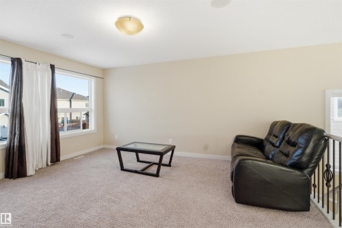 Sitting room with carpet floors and baseboards - 2923 16 Street, Edmonton, AB - Indoor