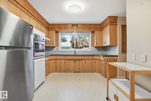 4015 120 Street, Edmonton, AB - Indoor Photo Showing Kitchen