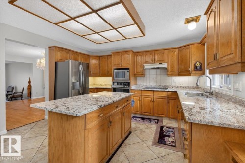 470 Rooney Crescent, Edmonton, AB - Indoor Photo Showing Kitchen
