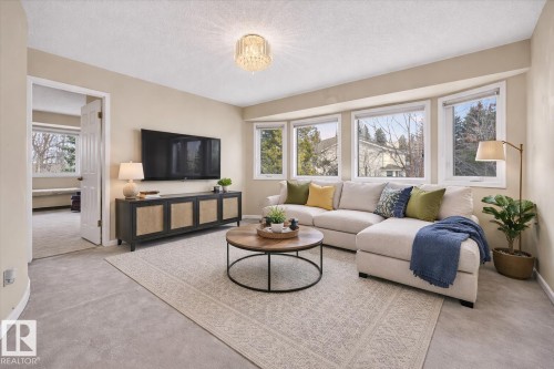 470 Rooney Crescent, Edmonton, AB - Indoor Photo Showing Living Room