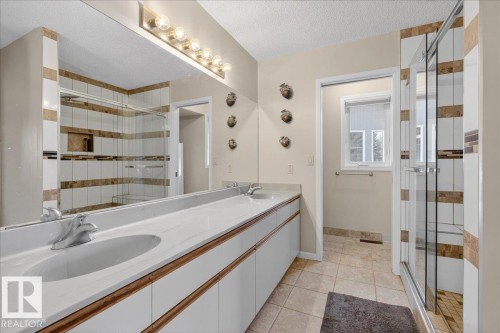 470 Rooney Crescent, Edmonton, AB - Indoor Photo Showing Bathroom