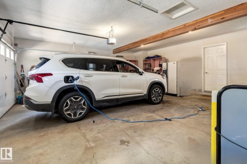 470 Rooney Crescent, Edmonton, AB - Indoor Photo Showing Garage