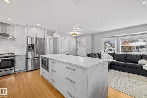 7622 153 Street, Edmonton, AB - Indoor Photo Showing Kitchen With Upgraded Kitchen