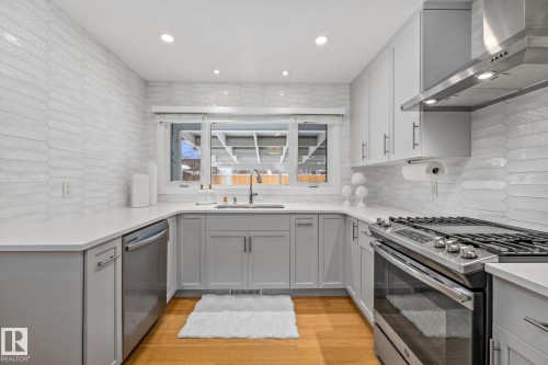 7622 153 Street, Edmonton, AB - Indoor Photo Showing Kitchen With Upgraded Kitchen