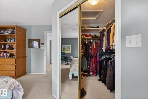 Bedroom featuring a closet, a textured ceiling, and light carpet - 313 Hedley Way, Edmonton, AB - Indoor