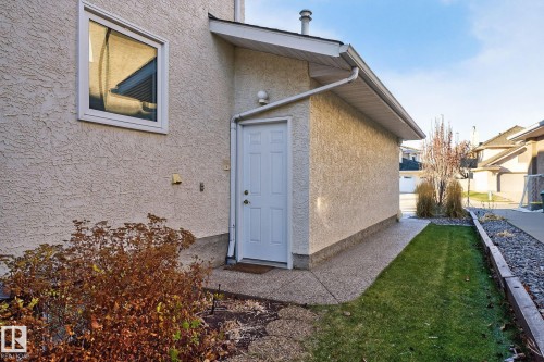 Entrance to property with stucco siding and a lawn - 313 Hedley Way, Edmonton, AB - Outdoor With Exterior