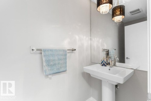 5254 20 Avenue, Edmonton, AB - Indoor Photo Showing Bathroom