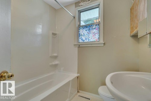 10148 87 Street, Edmonton, AB - Indoor Photo Showing Bathroom