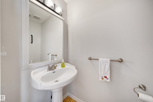 8818 Rowland Road, Edmonton, AB - Indoor Photo Showing Bathroom