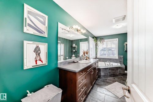 1170 Hays Drive, Edmonton, AB - Indoor Photo Showing Bathroom