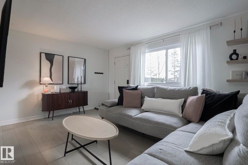 663 Abbottsfield Road, Edmonton, AB - Indoor Photo Showing Living Room