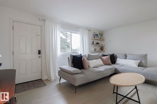 663 Abbottsfield Road, Edmonton, AB - Indoor Photo Showing Living Room