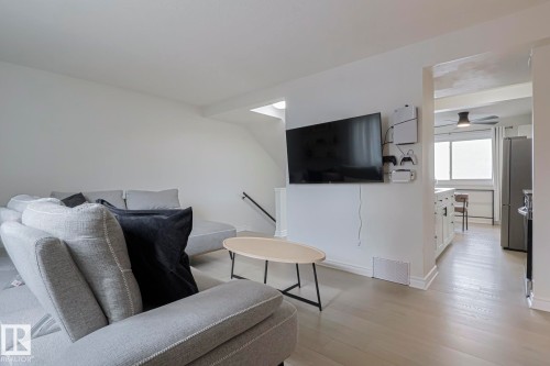 663 Abbottsfield Road, Edmonton, AB - Indoor