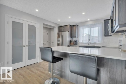 274 Charlesworth Drive, Edmonton, AB - Indoor Photo Showing Kitchen With Upgraded Kitchen