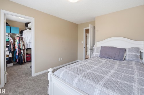 Bedroom with light carpet and a spacious closet - 48 1140 Chappelle Boulevard, Edmonton, AB - Indoor Photo Showing Bedroom